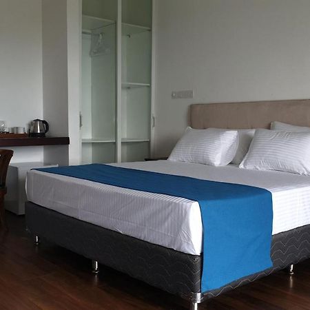 The Mountbatten Hotel Канди Экстерьер фото